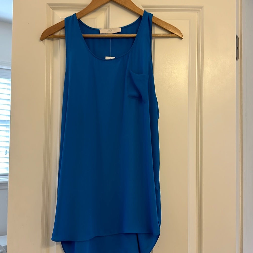 Loft women’s size medium. 100% polyester scoop tank.